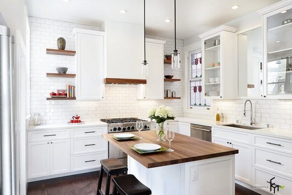 Белая кухня - изобилие света и пространства в доме