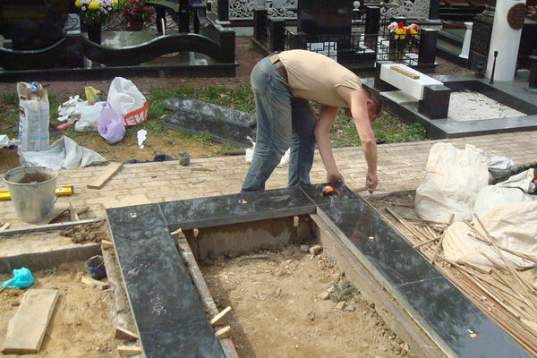 Установка памятников на могилах