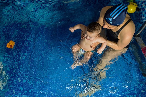 Занятия в бассейнах для грудничков: можно и нужно