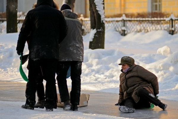Зимний травматизм - бич России. Пора готовить противогололедные реаген