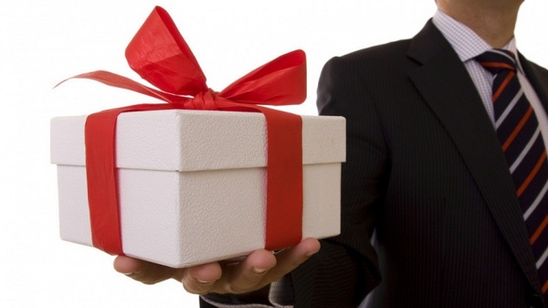 Важность подарочной коробки в преподнесении подарка