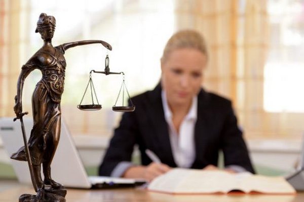 В каких случаях нужна помощь адвоката?