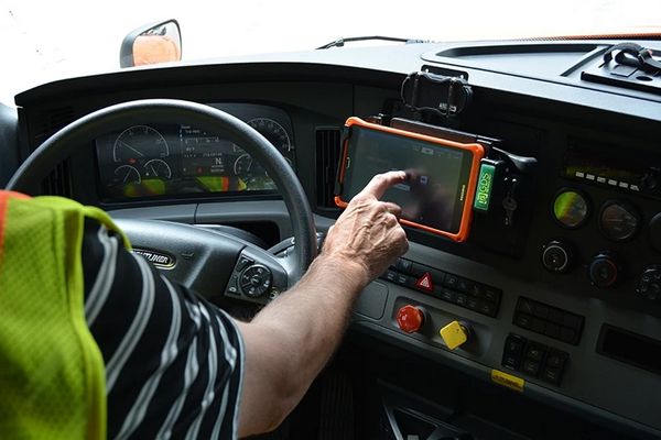 Планшет или смартфон в такси: чем удобней пользоваться таксисту
