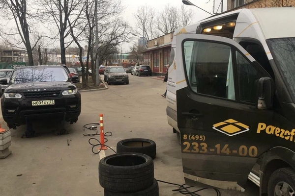 С какими проблемами поможет выездной шиномонтаж
