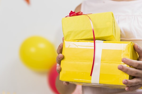 Що подарувати школярам в День знать: шкільні зошити, ручки чи щось інш