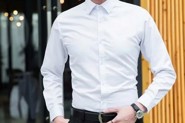 белая рубашка на мужчине