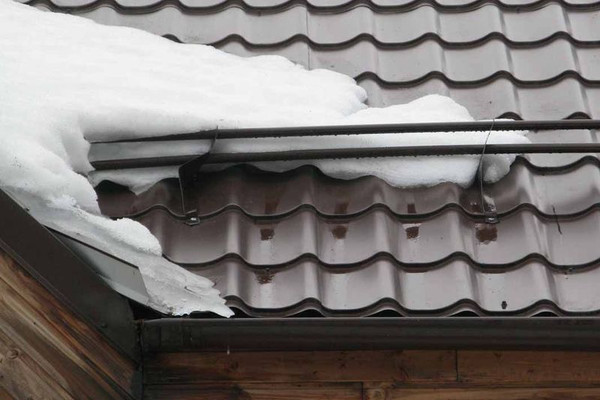 Надежный монтаж снегозадержателей для вашего дома