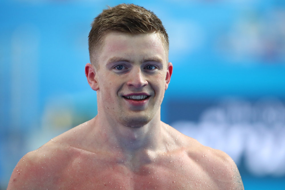 Чемпион Европы по плаванию отдал свою золотую медаль болельщице